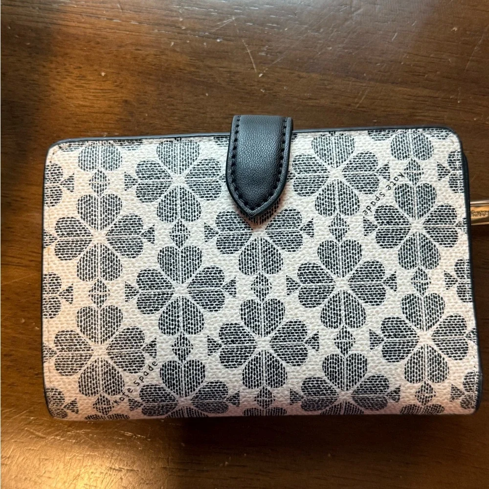 Kate Spade Flower Wallet - Picture 4 of 6